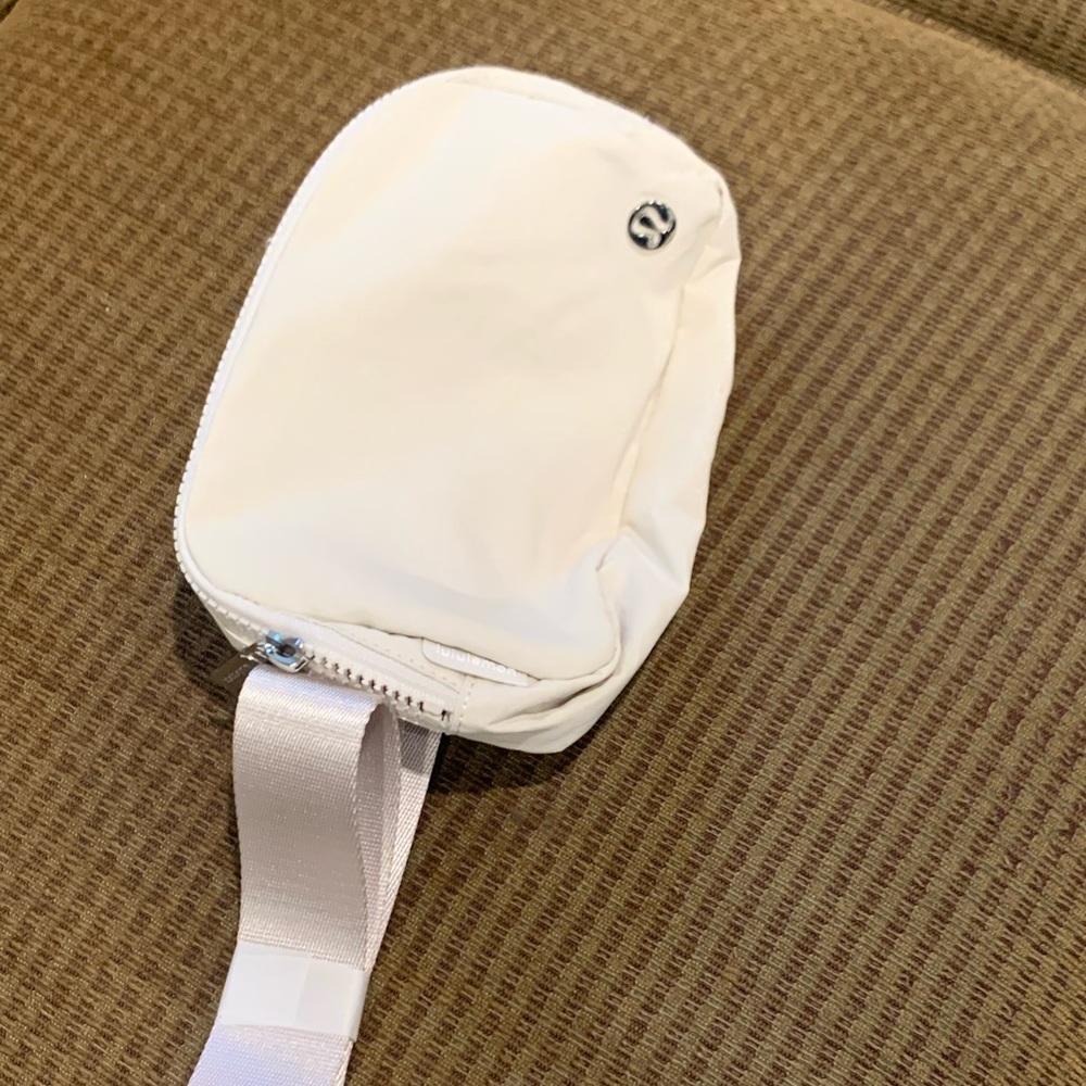 BNWT lululemon everywhere belt bag